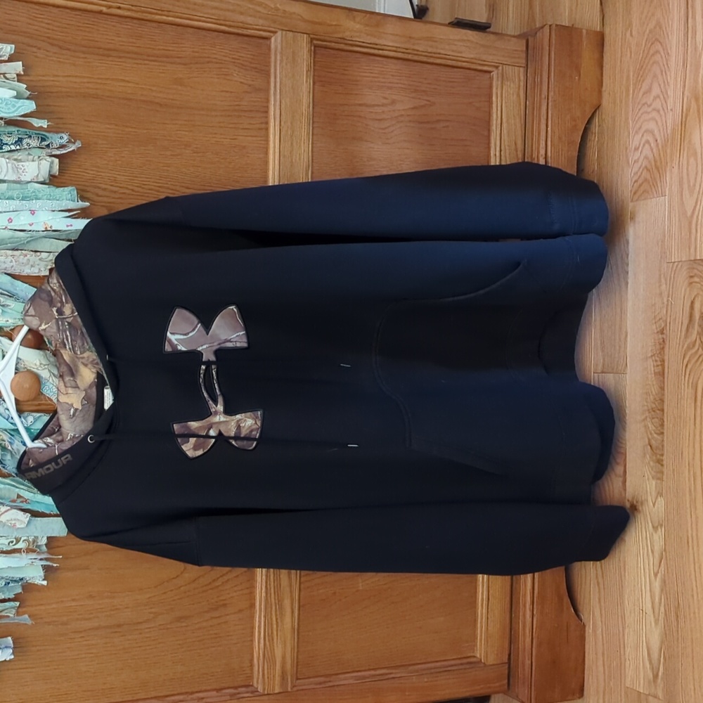 Men's Under Armour black hoodie 2xl
